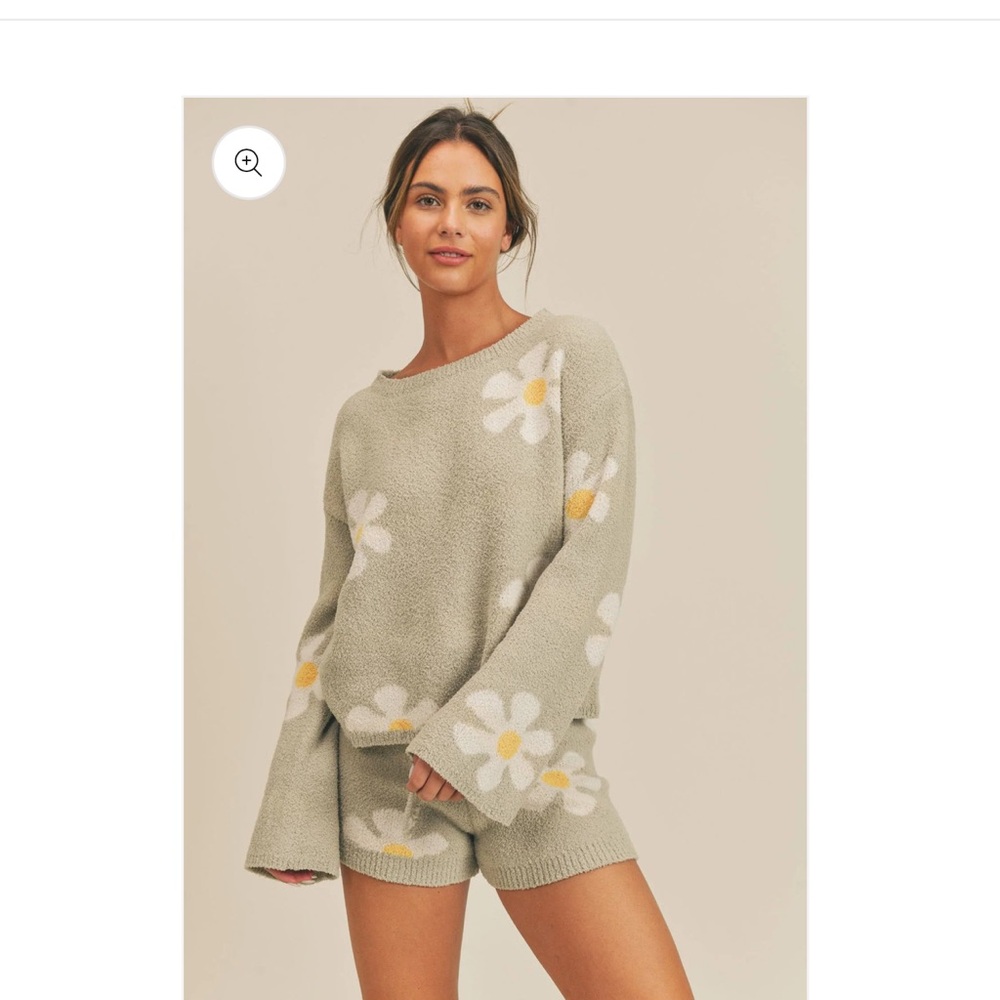 Sadie & Sage Green Floral Sweater - Picture 2 of 6